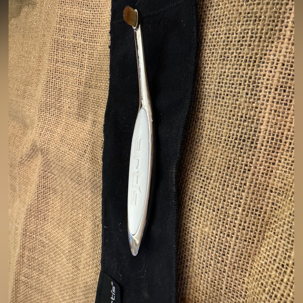 GENTLY USED ELITE LINEAR 1 MAKEUP BRUSH